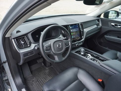 Used 2024 Volvo XC60 B5 Core AWD/4WD image 3