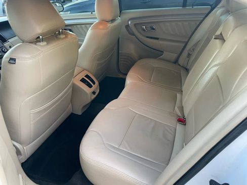 Used 2017 Ford Taurus SE image 11