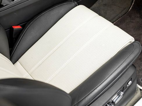Used 2022 Bentley Bentayga AWD/4WD image 31