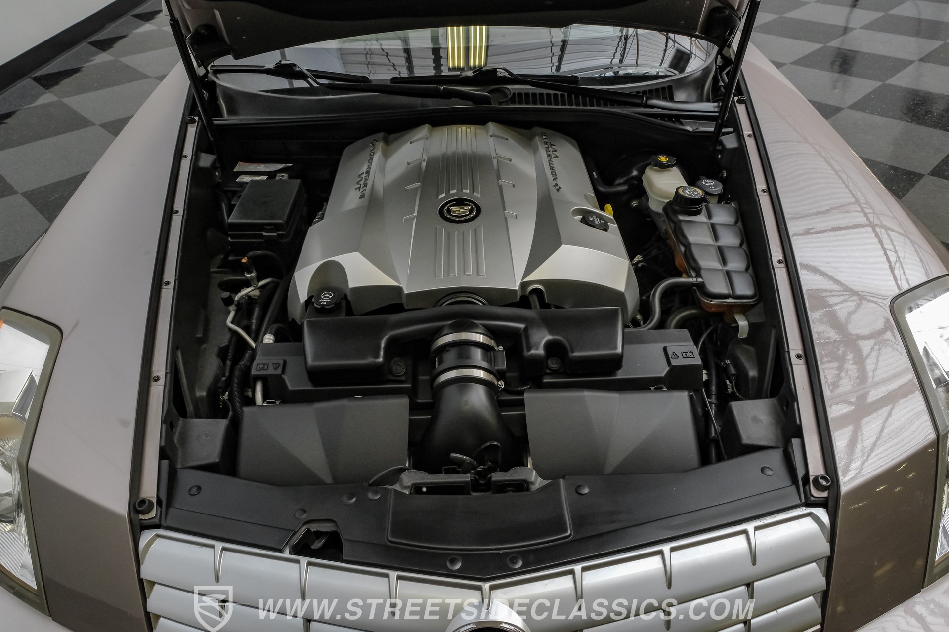Used 2005 Cadillac XLR RWD image 3