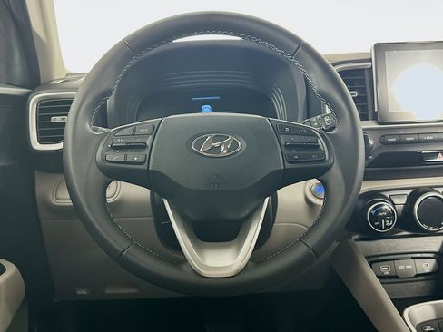 Used 2024 Hyundai Venue SEL image 18