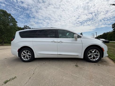 Used 2019 Chrysler Pacifica Touring-L Plus w/ Tire & Wheel Group FWD image 1
