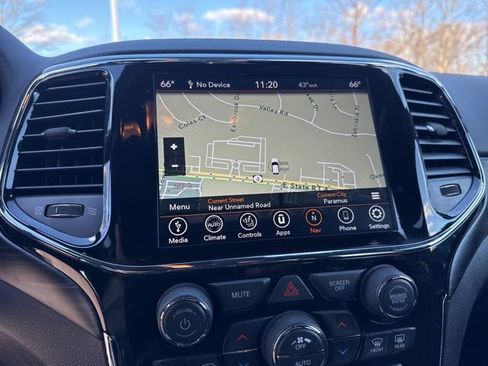 Used 2022 Jeep Grand Cherokee Laredo X image 6