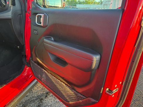 Used 2025 Jeep Wrangler Unlimited Rubicon AWD/4WD image 11