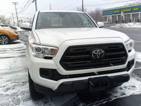 Used 2018 Toyota Tacoma SR image 14