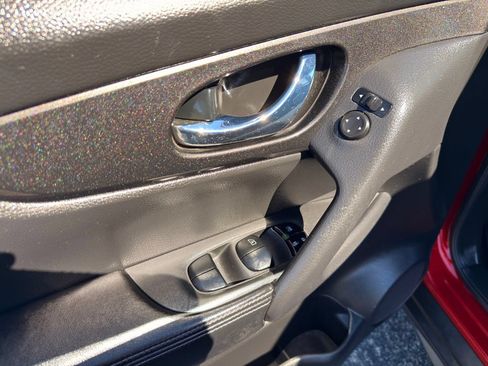 Used 2017 Nissan Rogue SV AWD/4WD image 21