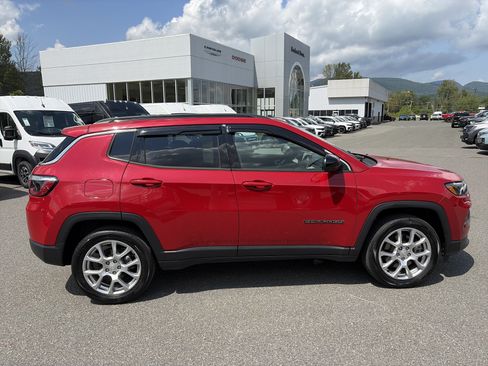 Used 2023 Jeep Compass Latitude w/ Sun and Sound Group AWD/4WD image 6