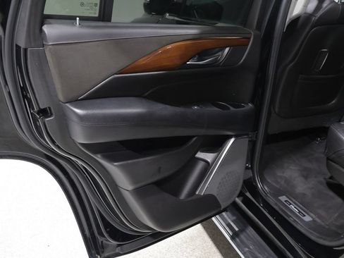 Used 2017 Cadillac Escalade Luxury AWD/4WD image 17