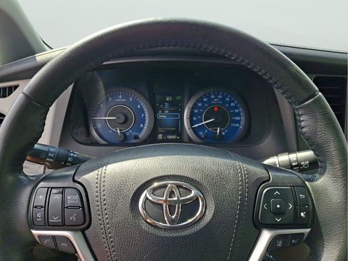 Used 2020 Toyota Sienna XLE Premium w/ Carpet Mat Package FWD image 19