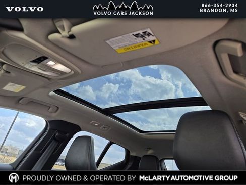 Used 2024 Volvo XC40 B5 Plus image 19