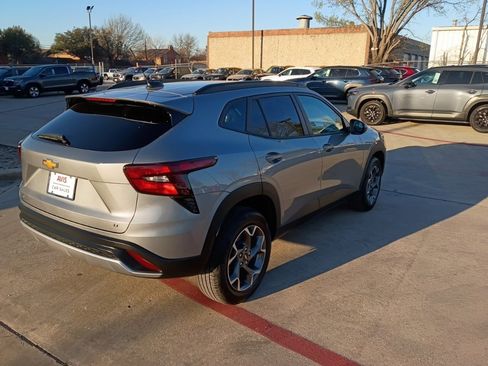 Used 2025 Chevrolet Trax LT w/ LT Convenience Package image 9
