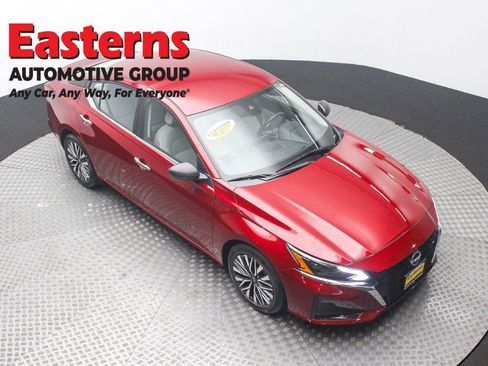 Used 2025 Nissan Altima 2.5 SV FWD image 3