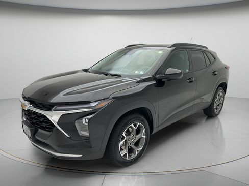 Used 2025 Chevrolet Trax LT FWD image 3