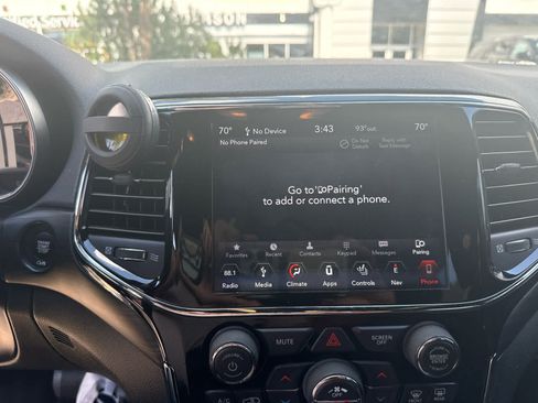 Used 2019 Jeep Grand Cherokee Laredo AWD/4WD image 4