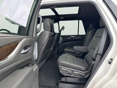 Used 2024 Cadillac Escalade Premium Luxury Platinum image 22