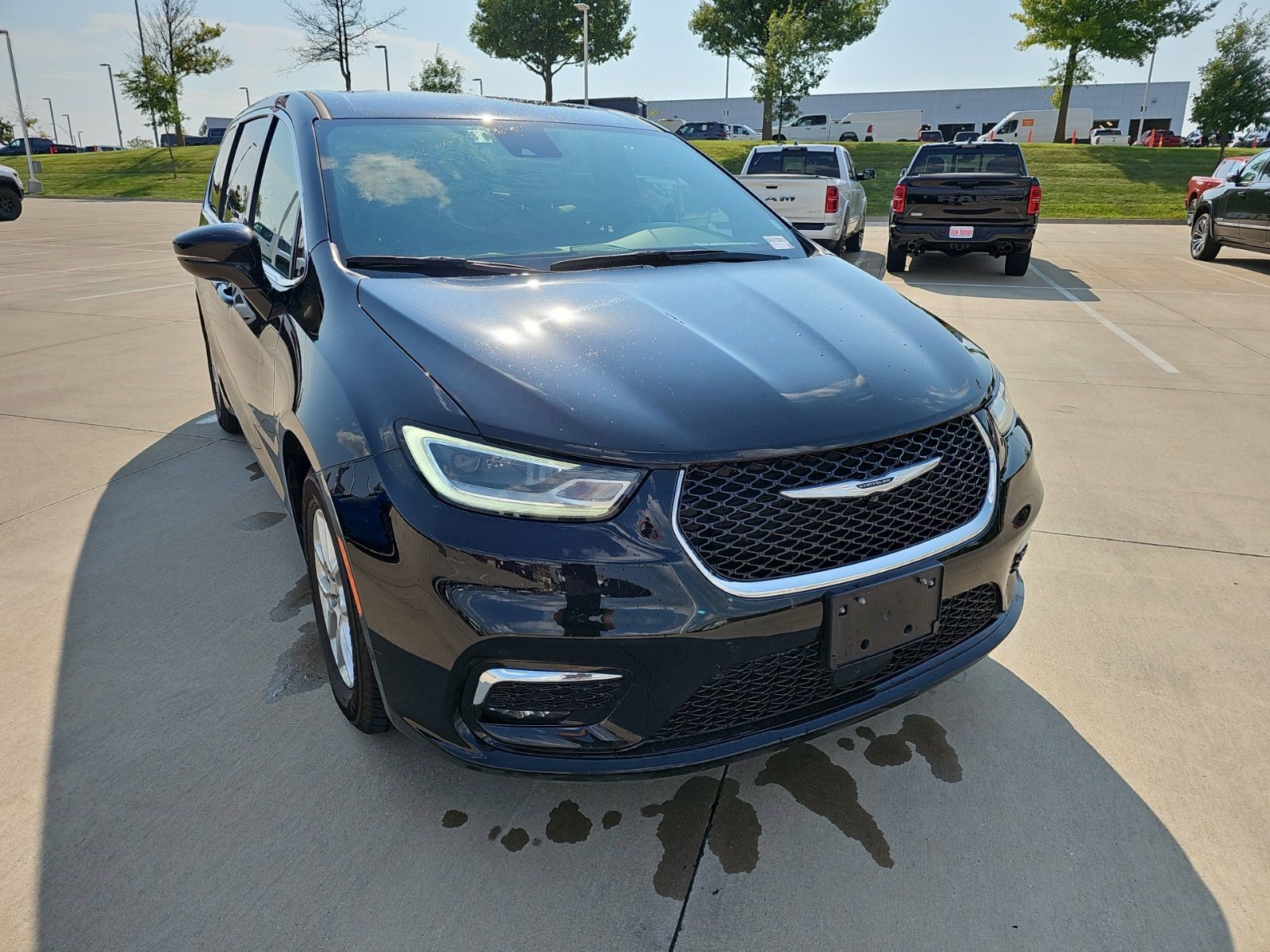 Used 2025 Chrysler Pacifica Select FWD image 8