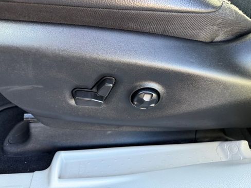 Used 2022 Chrysler Pacifica Touring-L w/ Uconnect Theater Family Group image 12