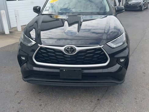 Used 2024 Toyota Highlander LE AWD/4WD image 5