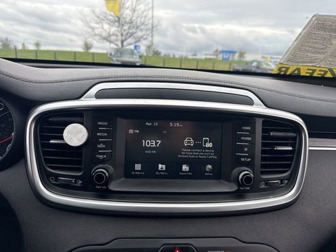 Used 2020 Kia Sorento LX image 18