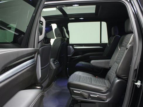Used 2025 Cadillac Escalade ESV V AWD/4WD image 14