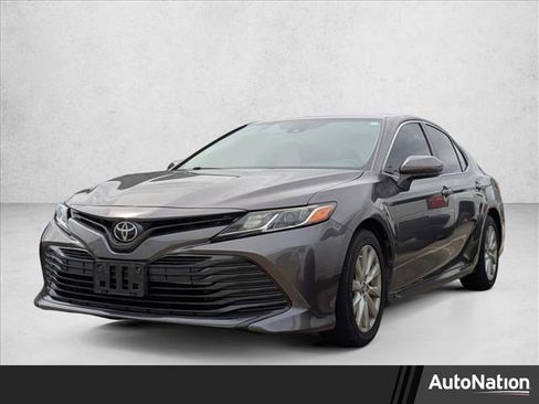 Used 2018 Toyota Camry LE image 1