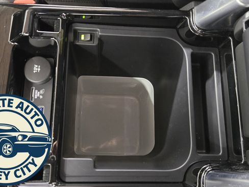 Used 2019 Land Rover Discovery HSE image 19