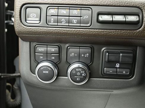 Used 2022 GMC Yukon XL Denali w/ Denali Premium Package image 11