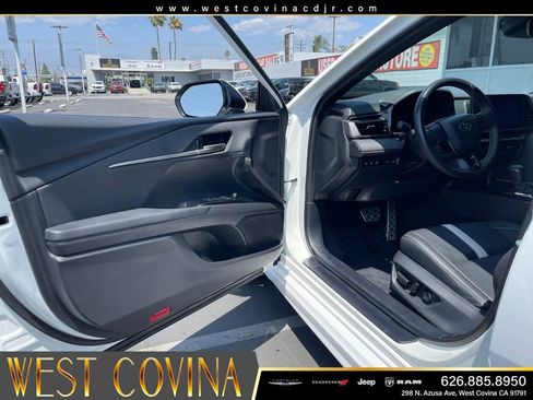 Used 2025 Toyota Camry SE w/ Convenience Package FWD image 11