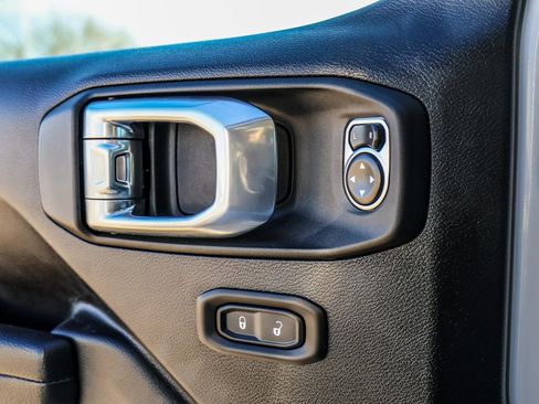 Used 2024 Jeep Wrangler Unlimited Rubicon image 32