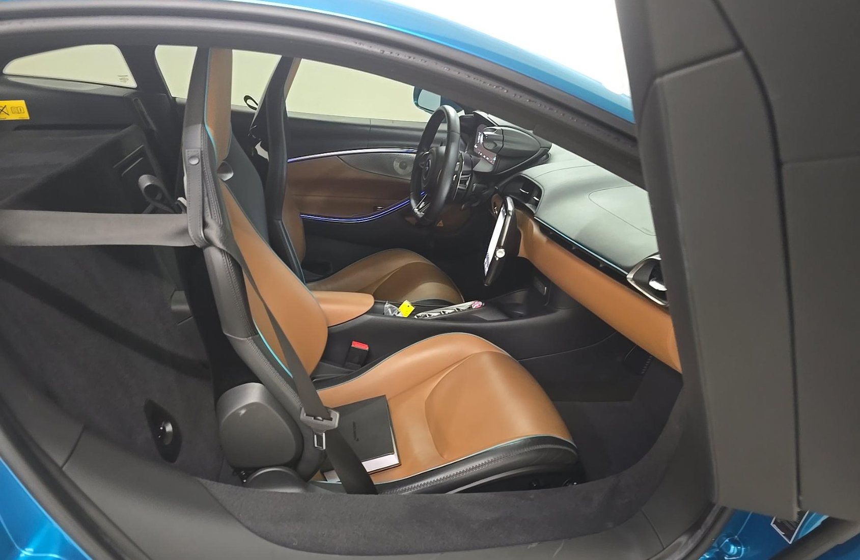 Used 2024 McLaren Artura RWD image 6