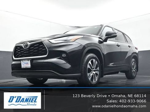 Used 2023 Toyota Highlander XLE AWD/4WD image 9