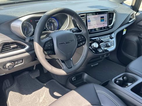New 2026 Chrysler Pacifica Select w/ S Appearance Package FWD image 2