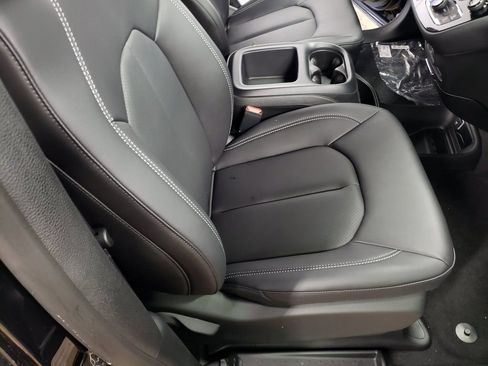 New 2026 Chrysler Pacifica Select image 12