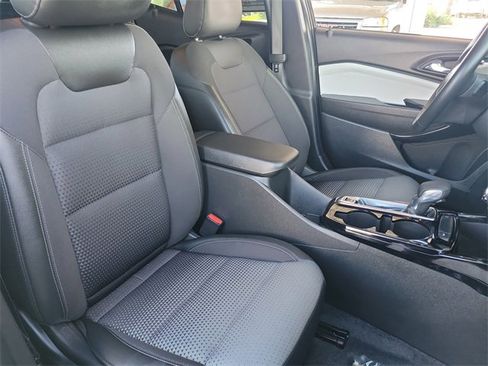 Used 2025 Chevrolet Trax LT w/ LT Convenience Package image 24