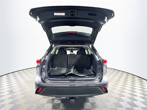 Used 2022 Toyota Highlander XLE image 31