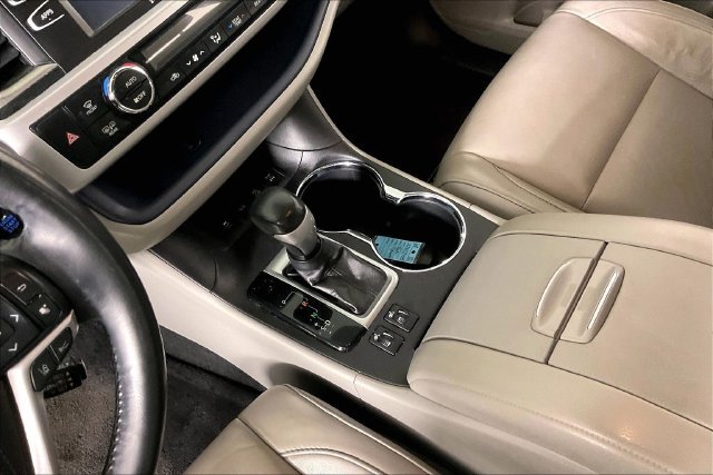 Used 2017 Toyota Highlander XLE AWD/4WD image 16