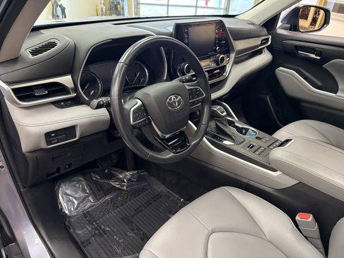 Used 2021 Toyota Highlander XLE image 29