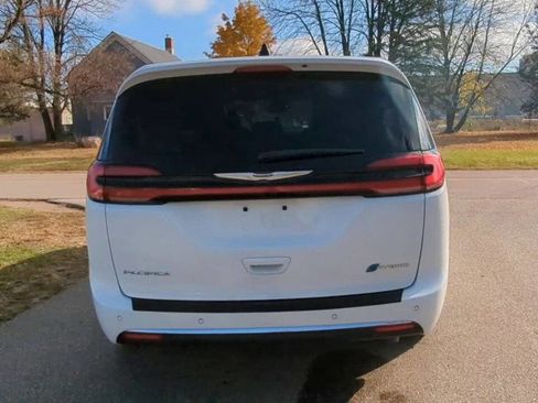 Used 2023 Chrysler Pacifica Limited image 4