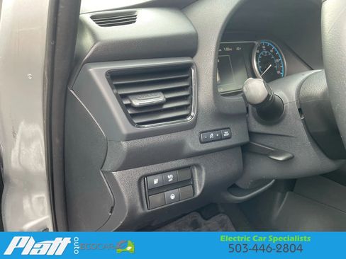 Used 2018 Nissan Leaf SV w/ SV Technology Package image 24