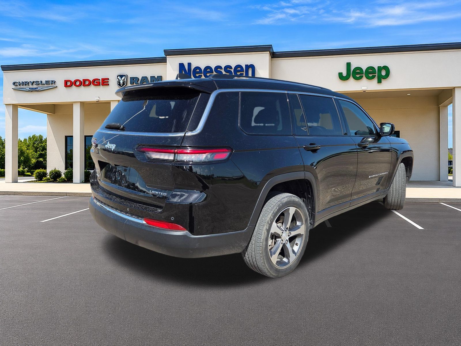 Used 2023 Jeep Grand Cherokee L Limited AWD/4WD image 7