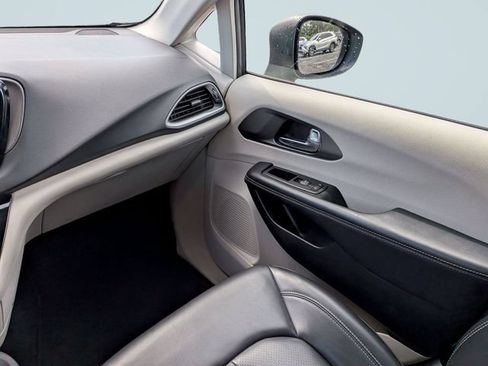 Used 2023 Chrysler Pacifica Touring-L FWD image 17