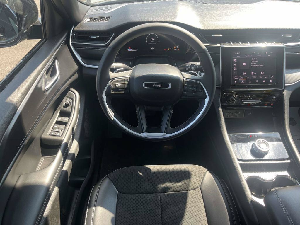 Used 2025 Jeep Grand Cherokee Altitude AWD/4WD image 13
