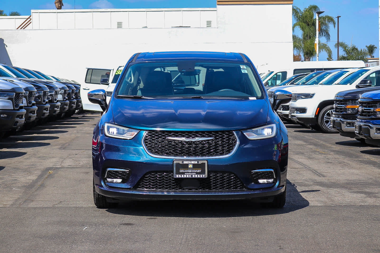 Used 2023 Chrysler Pacifica Limited FWD image 2