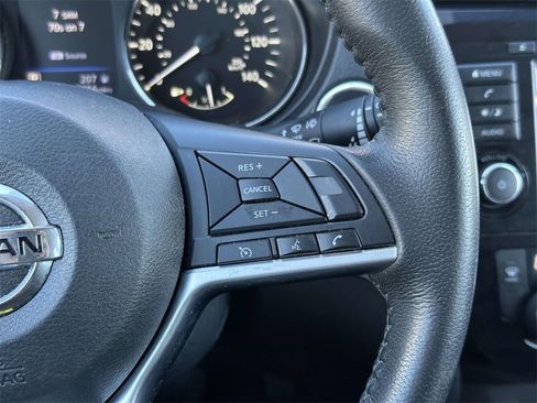 Used 2020 Nissan Rogue SV image 10