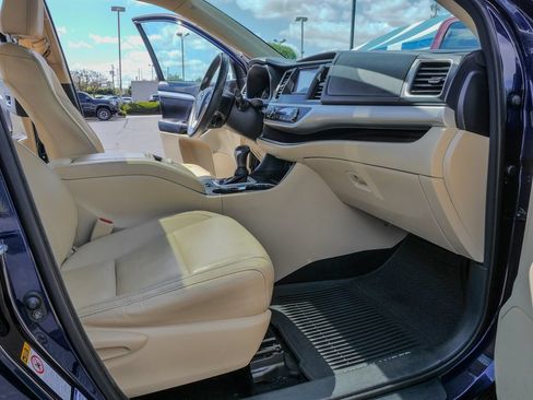 Used 2016 Toyota Highlander XLE AWD/4WD image 12