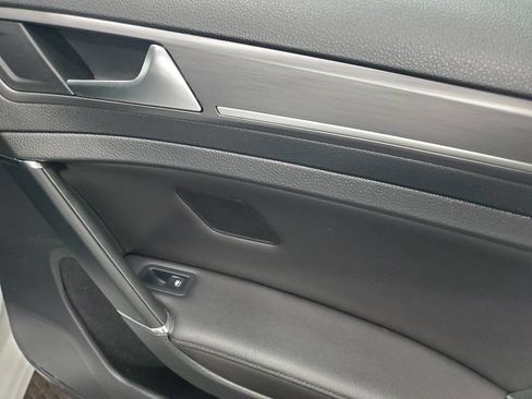 Used 2017 Volkswagen e-Golf SEL Premium FWD image 18