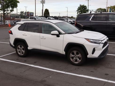 Used 2022 Toyota RAV4 XLE FWD image 2