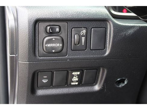 Used 2018 Toyota 4Runner SR5 AWD/4WD image 15