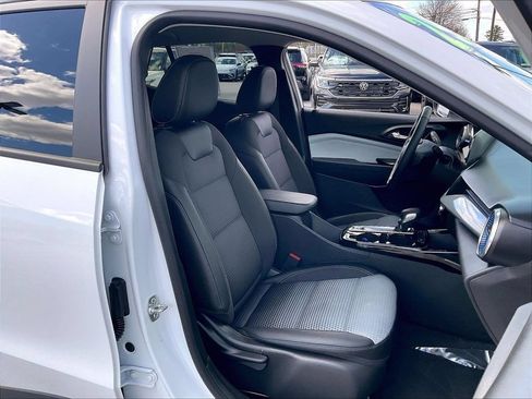 Used 2025 Chevrolet Trax LT w/ LT Convenience Package FWD image 10