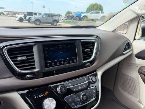 Used 2018 Chrysler Pacifica L FWD image 22